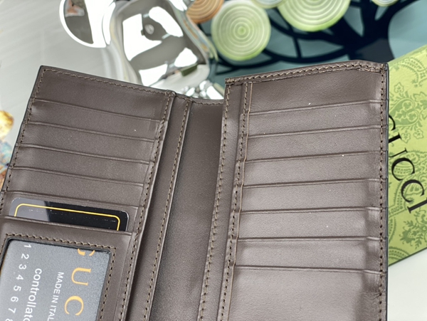 グッチ財布コピー着用イメージ